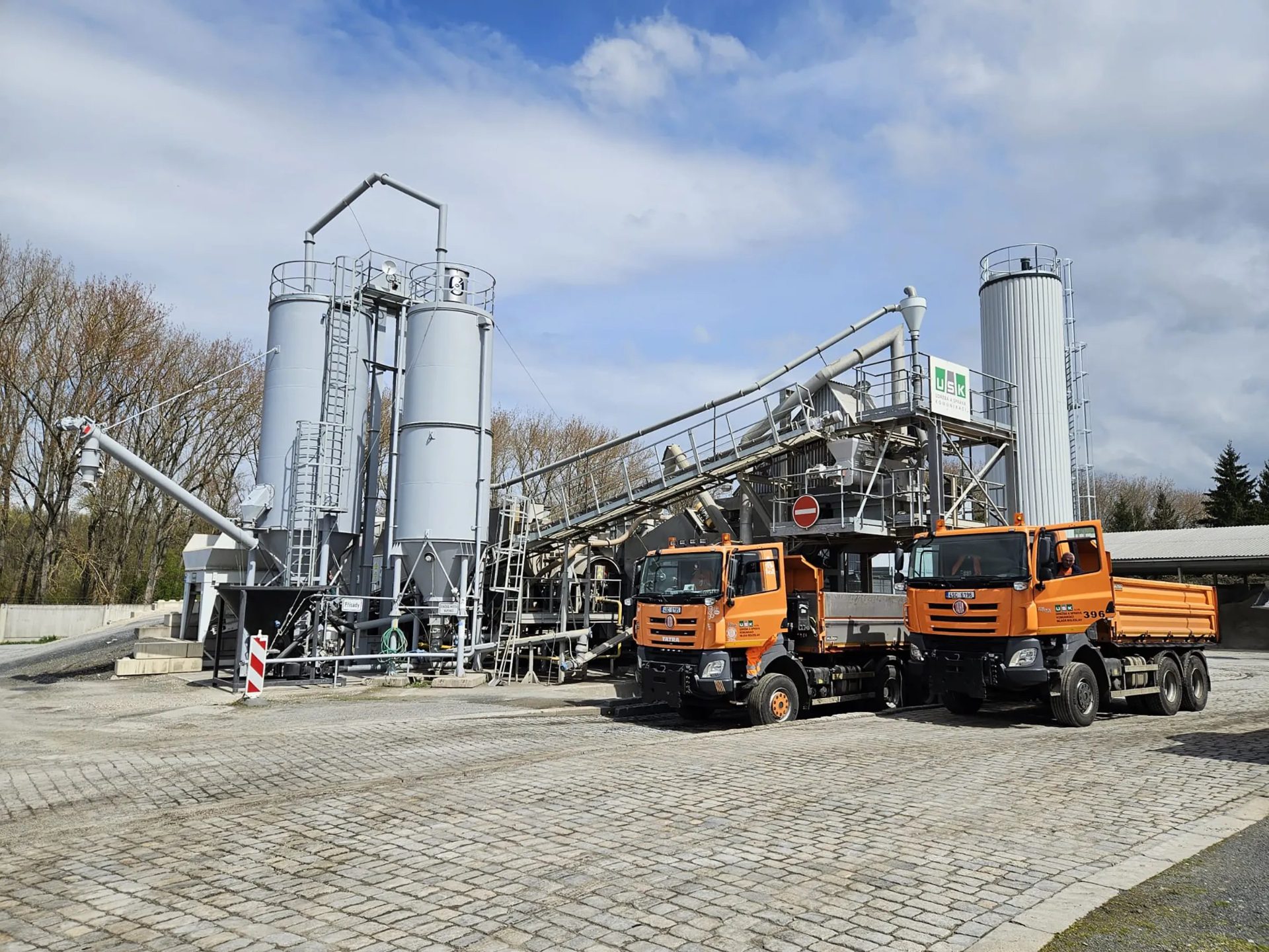 Areál USK Industry s vozovým parkem